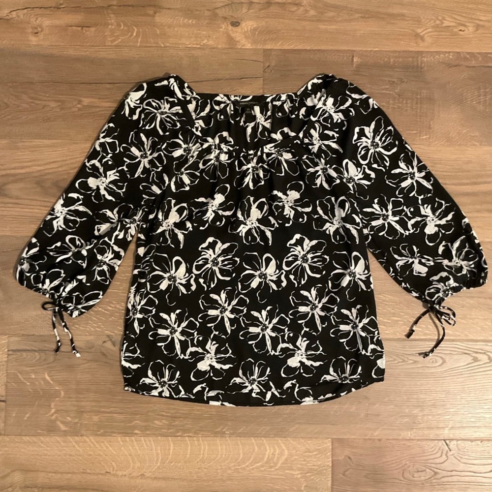 Banana Republic black white floral 3/4 sleeve blouse with bow cuff detail, XS